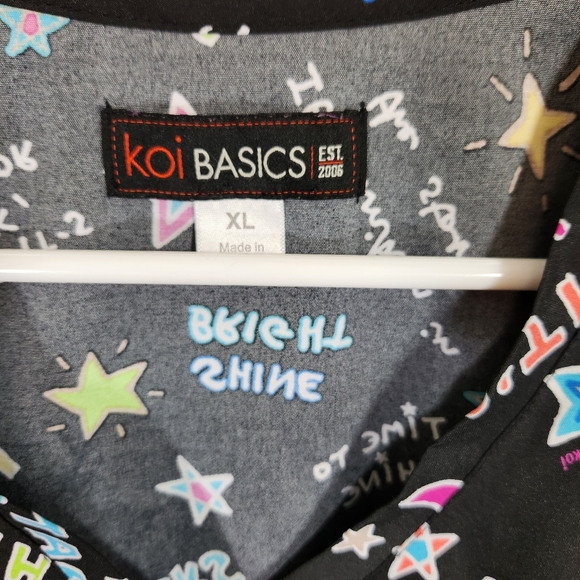 koi basics scrub top sz xl black stars pockets shine bright nursing animal care - Picture 3 of 8